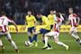 Brøndbys back Jens Martin Gammelby (i midten med bolden) advarer mod FC Midtjyllands dødbolde i pokalfinalen.