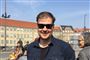 30-årige Aleksander Graulund er lørdag mødt op til demonstration i København, hvor forældre kræver minimumsnormeringer i daginstitutionerne.