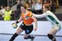 Ingvild Bakkerud (til venstre), som her ses i duel med Anne Mette Hansen fra Györi, var helt ustyrlig i søndagens Champions League-kamp.