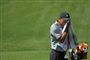 43-årige Tiger Woods varmer op på Augusta National Golf Clubs legendariske bane forud for US Masters.