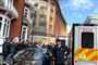 Julian Assange blev torsdag ført væk af britisk politi efter syv år på Ecuadors ambassade i London.
