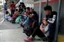 Migranter fra Honduras venter ved grænsen mellem Guatemala og Mexico. Målet er at komme længere nordpå og slippe ind i USA.