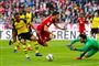 Målmand Roman Bürki måtte hente bolden ud af nettet fem gange i sidste uge, da Dortmund fik bank af Bayern München.