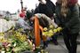 Fremmødte lægger blomster på Dronning Louises Bro, hvor et længere optog med Morten Lindbergs kiste i spidsen på en rustvognscykel rundede af.