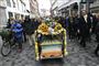Den blomstrede rustvognscykel og Morten Lindbergs dekorerede kiste ledte efter bisættelsen optoget frem til Dronning Louises Bro, hvor blomsterne fra kirken blev lagt.