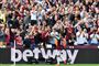 West Ham United vil ikke forbindes med fans, der synger antisemitiske sange, oplyser klubben i en erklæring lørdag. Billedet her er fra en kamp mod Everton i maj sidste år. Den argentinske midtbanespiller Manuel Lanzini fejrer West Hams tredje mål.