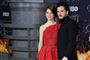 Den britiske skuespiller Kit Harrington spiller Jon Snow i "Game of Thrones". Han er gift med skuespillerinde Rose Leslie, som han forelskede sig i under optagelserne til anden sæson af "Game of Thrones", hvor parret havde scener sammen.
