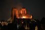 Der står høje flammer op fra kirkerummet i Notre Dame, hvilket indikerer, at det er så varmt, at det næppe kan reddes, vurderer operativ chef i Beredskabsstyrelsen Lars Høg Schou.