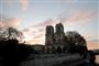 Taget og flere andre dele af Notre Dame blev ødelagt eller beskadiget af branden i katedralen mandag aften. Men det lykkedes brandfolkene at redde stenstrukturen.