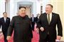Udenrigsminister Mike Pompeo (t.h.) under et møde i Pyongyang med Nordkoreas leder, Kim Jong-un, i oktober sidste år.