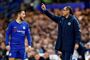Chelseas manager Maurizio Sarri giver Eden Hazard instrukser under kampen mod Slavia Prag, som London-holdet besejrede 4-3. I semifinalen møder Chelsea Eintracht Frankfurt fra Tyskland.