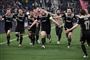Ajax-spillere jubler efter denne uges sejr på udebane mod Juventus. For at give Ajax de bedste betingelser i semifinalen mod Tottenham har fodboldforbundet i Holland udsat en hel spillerunde.