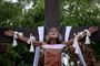 Både den katolske kirke i Filippinerne og landets sundhedsmyndigheder advarer hvert år - forgæves - folk mod at deltage i de traditionelle korsfæstelsesceremonier. Traditionen med at lade sig sømme til et kors for at gennemleve samme lidelser som Jesus tiltrækker mange tilskuere fra katolske lande i hele verden.
Typisk hænger de troende et par minutter på korset, hvorefter de bliver taget ned og får behandlet deres blodige sår af førstehjælpspersonale, der er til stede ved begivenheden.
Det kan tage op til to uger, før deres sår heler.
