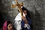 En katolsk pilgrim bærer et trækors langs Via Dolorosa  i Jerusalems gamle bydel i Israel. Tusindvis af kristne pilgrimme deltog i optoget langs samme rute som Jesu sidste dag inden korsfæstelsen.