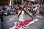 Et medlem af den australske menighed markerer langfredag og Jesu korsfæstelse på et torv i storbyen Sydney. Langfredag er ligesom i Danmark en helligdag i Australien.