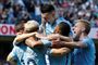 Manchester City-spillere jubler, efter at Phil Foden (øverst) har scoret til 1-0 mod Tottenham.