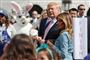 USA's præsident, Donald Trump, og førstedame, Melania Trump, var mandag travlt beskæftiget med de traditionelle påskelege sammen med masser af gæster uden for Det Hvide Hus. Samtidig stævner Trumps advokater i et forsøg på at forhindre, at Demokraterne kan få indblik i præsidentens skatteforhold.