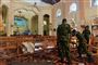 Soldater undersøger St. Sebastian kirke i byen Negombo mandag, dagen efter, at en kraftig bombe raserede kirken og dræbte mange af de mennesker, der var samlet i anledning af påsken.