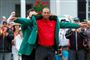 Tiger Woods bliver her iklædt den ikoniske grønne jakke som tegn på, at han strøg til tops ved US Masters.