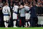 Tottenhams Jan Vertonghen havde det ikke godt og måtte hjælpes, da han blev udskiftet i Champions League-kampen mellem Tottenham og Ajax tirsdag.