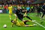 Andreas Christensen slagtede en Frankfurt-spiller og fik advarsel, da Chelsea spillede 1-1 ude mod Eintracht Frankfurt i den første semifinalekamp i Europa League.