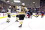 Patrice Bergeron (tv) scorede to gange for Boston Bruins i sejren over Columbus Blue Jackets. De to hold kæmper om at blive blandt de sidste fire klubber i kampen om Stanley Cup-trofæet.