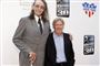 Peter Mayhew (til venstre), der spillede "Chewbacca" i Star Wars, er død. Her ses han sammen med Harrison Ford, som spillede Han Solo, i 2010.