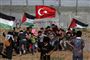 Tusindvis af palæstinensiske demonstranter protesterede fredag ved grænsen mellem Gaza og Israel.