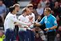 Tottenhams Christian Eriksen (i midten) brokker sig til dommer Craig Pawson, som lige har vist holdkammeraten Son Heung-min ud.
