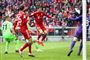 Robert Lewandowski bragte Bayern München foran 1-0 på et hovedstød, da Bayern hjemme slog Hannover 96 i Bundesligaen lørdag.