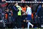 Tottenhams Son Heung-min (nummer 7) forlader banen efter et rødt kort mod Bournemouth, mens manager Mauricio Pochettino ser til fra sidelinjen.