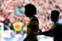 Dortmunds Axel Witsel (til venstre) og Werder Bremens Max Kruse kæmper om bolden i lørdagens sene bundesligakamp.