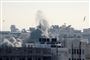 Røg stiger op fra en bygning i Gaza efter et israelsk luftangreb søndag. Natten til mandag er de stridende parter blevet enige om en våbenhvile. Det oplyser tv-station i Gaza.