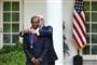 Tiger Woods får hængt præsidentens frihedsmedalje om halsen af præsident Donald Trump. Ceremonien fandt sted mandag i Rosenhaven ved Det Hvide Hus.