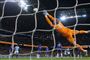 Kasper Schmeichel var chanceløs i Leicester-målet, da Manchester Citys Vincent Kompany sendte et langskud afsted i Premier League-kampen mellem de to hold mandag aften.