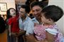 Reuters-journalisterne Wa Lone og Kyaw Soe Oo fejrer deres frihed med deres børn.  Efter deres opsigtsvækkende frigivelse fra et fængsel i Myanmar advarer Amnesty om, at politisk motiverede anholdelser er taget til i landet.