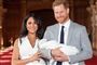 Britiske prins Harry og hertuginde Meghan viser deres nyfødte søn frem i offentligheden ved St George's Hall på Windsor Castle.