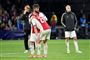 Ajax-spilleren Lasse Schöne gik hen og trøstede holdkammeraten Frenkie de Jong efter nederlaget til Tottenham. Kasper Dolberg ses også i baggrunden til venstre.