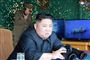 Nordkoreas øverste leder, Kim Jong-un, overværede prøveaffyringerne for fem dage siden. Nu har Nordkorea affyret to missiler igen, meddeler det sydkoreanske militær.