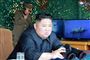 Nordkoreas leder, Kim Jong-un overværer her test af nye våben. USA har beslaglagt et nordkoreansk skib ved en usædvanlig aktion. Det sker på et tidspunkt, hvor spændinger mellem USA og Nordkorea er taget til efter affyringer af to nordkoreanske kortrækkende missiler.