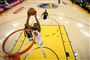 Kevin Durant sætter her to point på kontoen i en slutspilskamp mod Houston Rockets. Durant kommer dog ikke med i resten af kampene mod Houston.