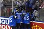 Finske spillere jubler, efter at Kaapo Kakko har bragt holdet foran 1-0 mod Canada.