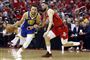 Golden State Warriors Stephen Curry (tv.) scorede alle sin 33 point i den sidste halvdel af kampen, da Warriors spillede sig i semifinalen i NBA-slutspillet med en sejr over Houston Rockets.