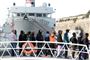 Billedet viser nogle af de mere end 60 migranter, der i april fik lov til at gå i land i Malta efter at have været fanget i ti dage på havet.