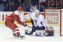 Mikkel Bødker tog hul på sit sjette VM, da Danmark slog Frankrig med 5-4. Her udfordrer den danske forward Frankrigs målmand Florian Hardy.