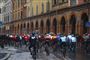 I Bologna, hvor cykelløbet Giro d'Italia søndag passerede igennem, silede regnen ned. Flere dele af Italien er ramt af usædvanligt køligt og vådt forårsvejr.