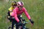 Sloveneren Primoz Roglic forsvarede søndag den lyserøde førertrøje i Giro d'Italia.