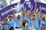 Vincent Kompany var den første af City-spillerne til at løfte Premier League-trofæet søndag.