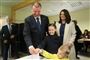 Litauens premierminister, Saulius Skvernelis, (tv.) med sin kone, Silvija Skverneliene, og deres børn ved stemmeurnerne til præsidentvalget i Litauen 12. maj. Skvernelis stillede op til præsidentvalget, men fik blot tredjeflest stemmer og har derfor meldt ud, at han vil trække sig.