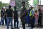 Srilankansk militær var søndag massivt til stede foran kirker i flere byer. Spændingerne mellem landets kristne og muslimer er steget efter bombeangrebene påskesøndag.
